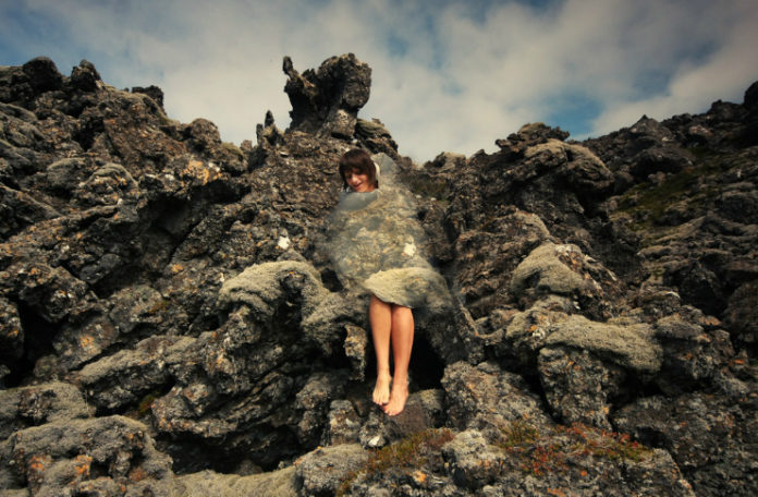 Kobieta na tle skał