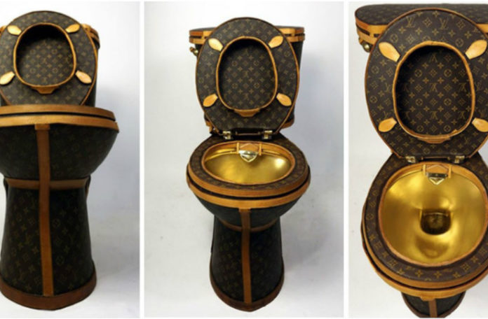 Złota toaleta z logotypami Louis Vuitton