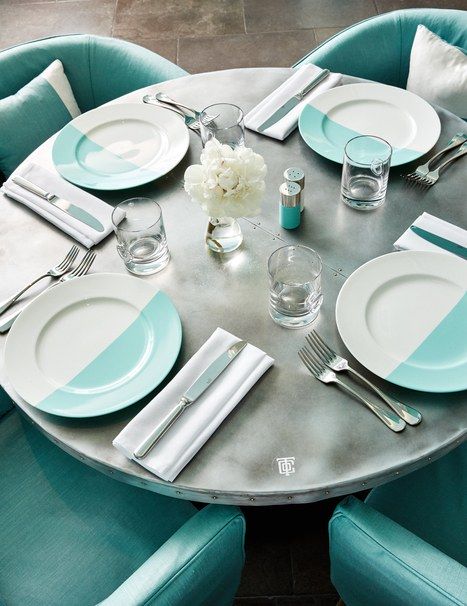 Zastawiony stolik w szaro-turkusowych kolorach