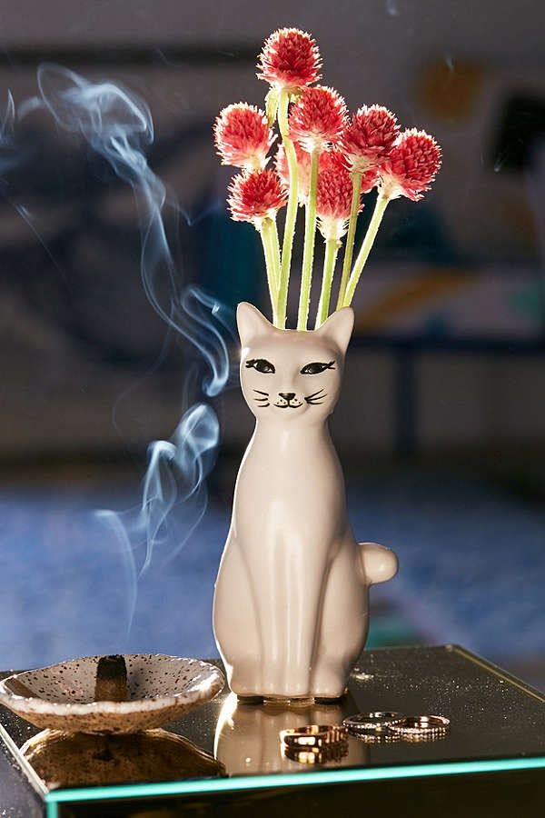 6072bf30 8f59 4b08 a241 33232a1ab8ee cat vase flowers 11 idealnych prezentów dla miłośników kotów?