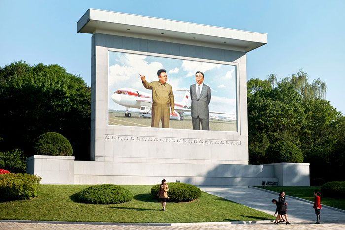 Pomnik przedstawiający władcę Korei Północnej na tle samolotu