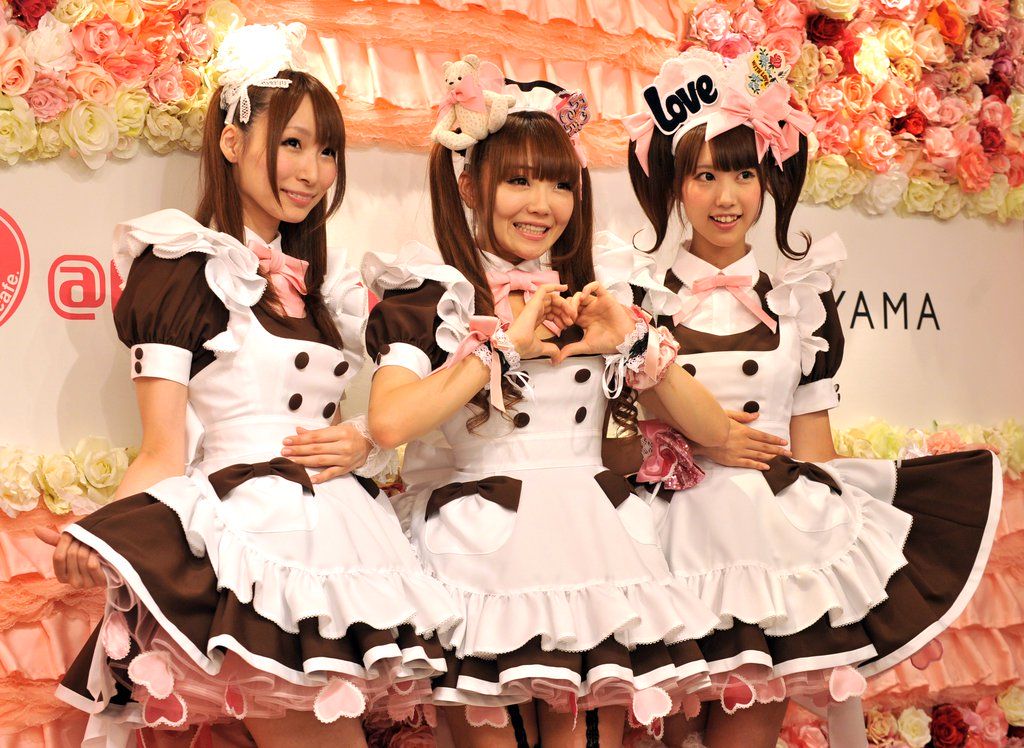 Słodkie japońskie dziewczynki przebrane za kelnerki