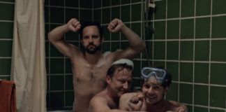 Trójka mężczyzn razem w wannie