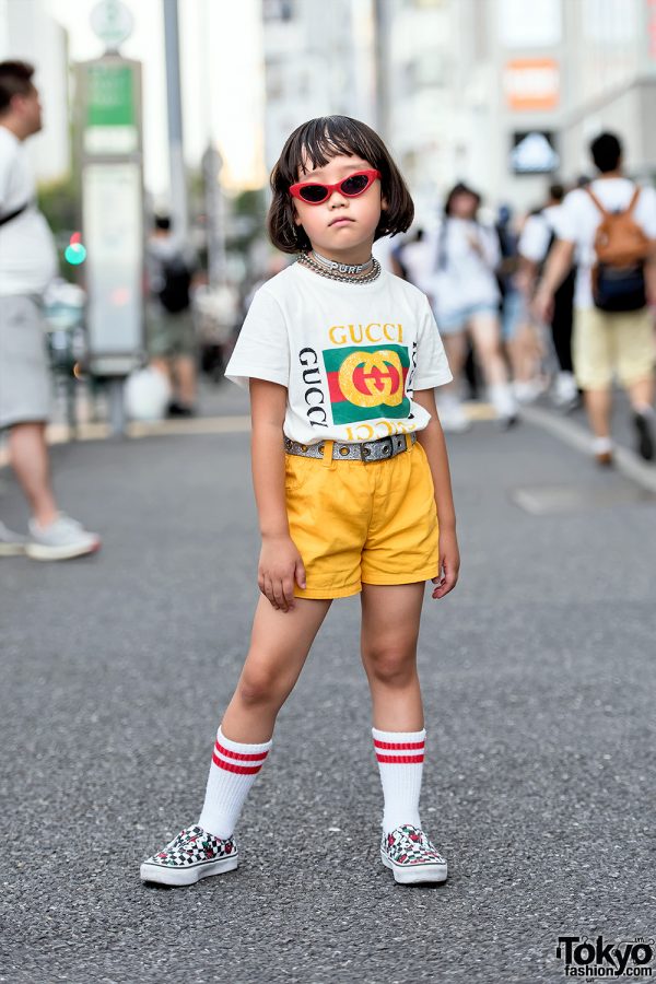 Azjatyckie dziecko stojące na ulicy w okularach przeciwslonecznych