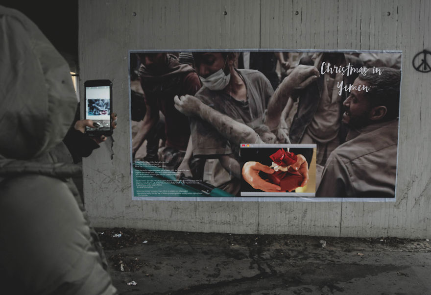 I Made Billboards To Spark A Light On The Humanitarian Crisis In Yemen Which Become HELL On Earth Video 5a34518f2b566 880 Radosne święta, ale dla kogo? Polski artysta pokazuje na ulicach Berlina serię drastycznych billboardów