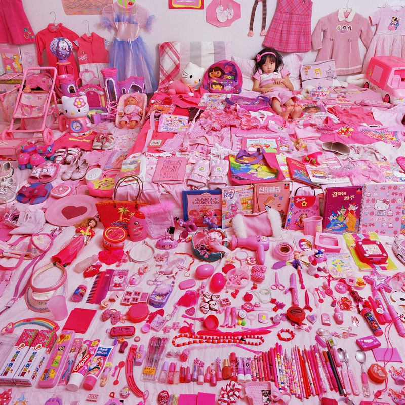Dziewczyna siedząca wśród różowych zabawek