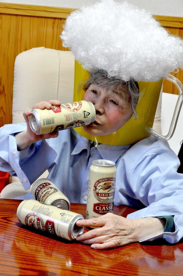 Starsza kobieta z puszkami piwa