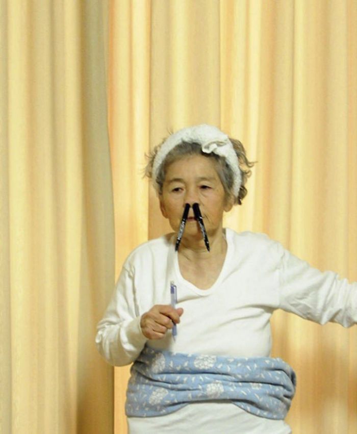 Starsza kobieta z długopisami w nosie