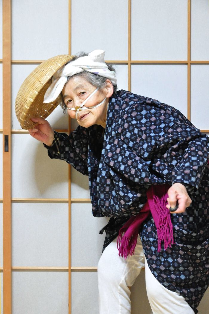 Starsza kobieta ubrana w kimono z czymś dziwnym na głowie