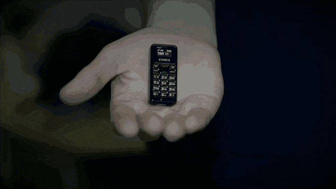 Najmniejszy telefon świata leżący na dłoni