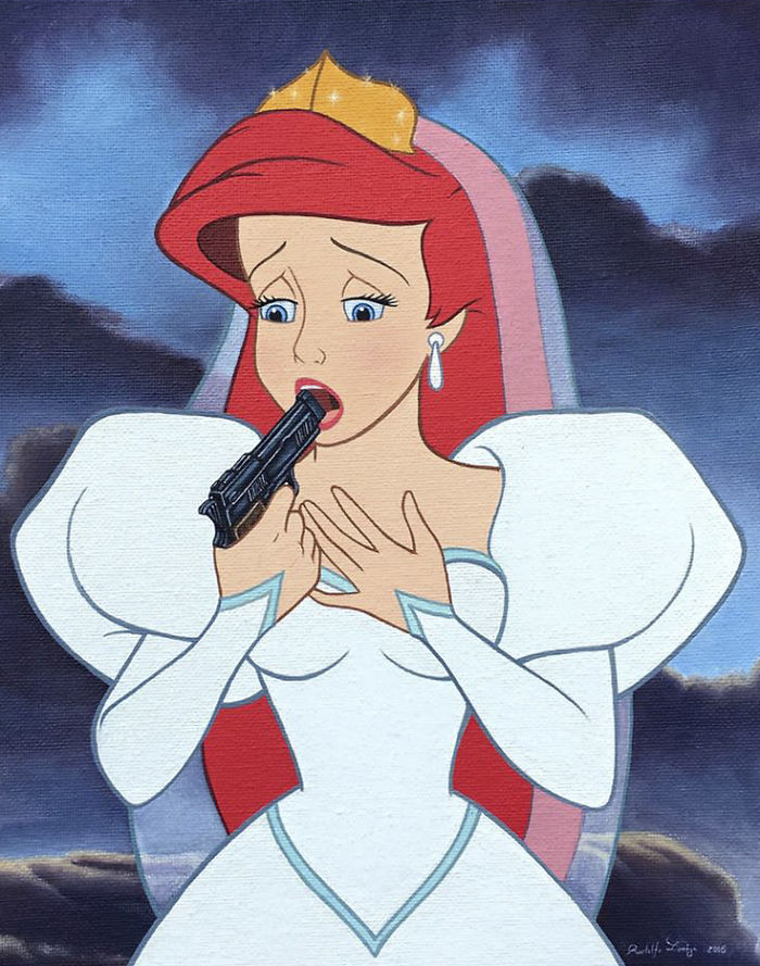 Rudowłosa dziewczyna w sukni ślubnej z pistoletem w ustach