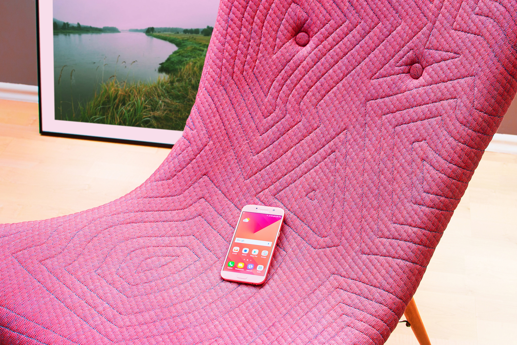Rózowy fotel z telefonem