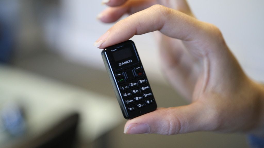 Najmniejszy telefon świata na ręku