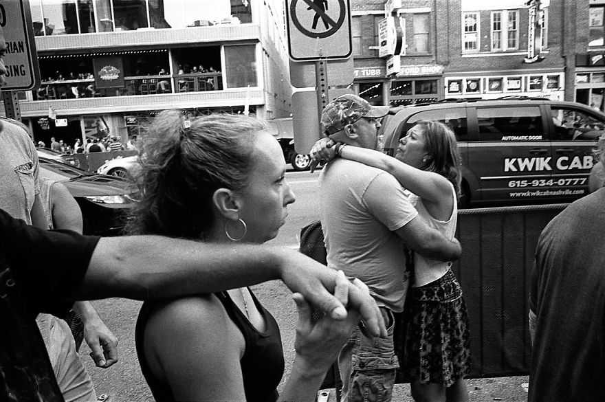 Photographers go to the streets to capture the meaning of the passion among couples these days 5a854540e895e 880 Jak wygląda miłość na ulicach Nowego Jorku?
