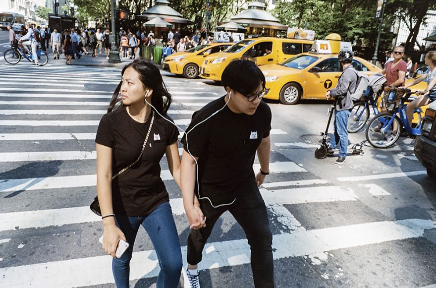 Photographers go to the streets to capture the meaning of the passion among couples these days 5a854634db026 880 Jak wygląda miłość na ulicach Nowego Jorku?