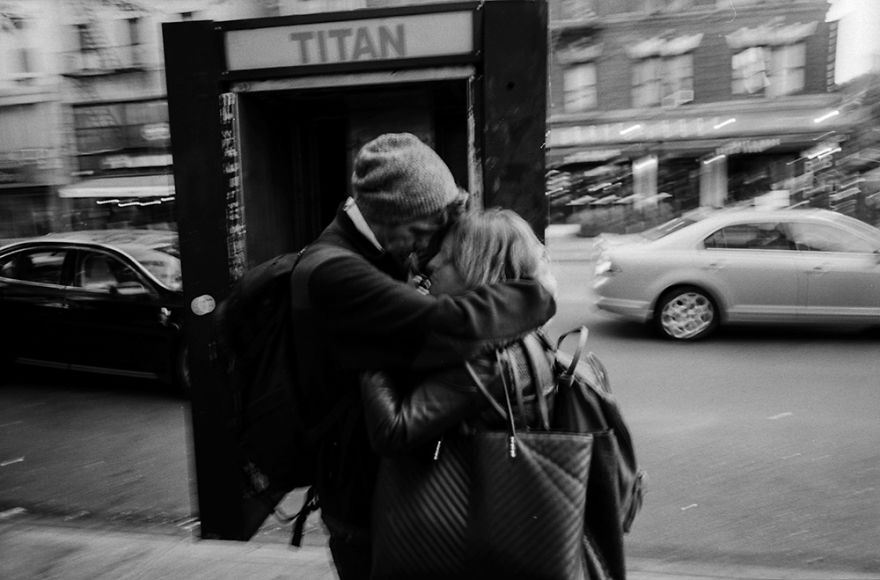 Photographers go to the streets to capture the meaning of the passion these days between couples 5a84c61c5efc1 880 1 Jak wygląda miłość na ulicach Nowego Jorku?