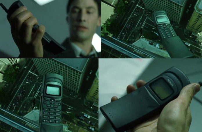 Cztery kadry z filmu Matrix z telefonem Nokia