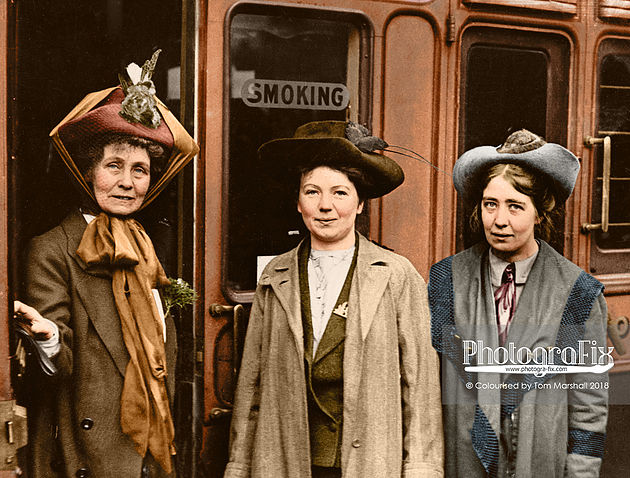 Trzy kobiety stojące na ulicy
