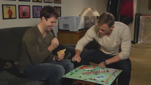 Dwóch mężczyzn grających w Monopoly