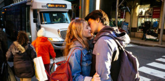 Całująca się para na ulicy