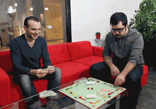 Dwóch mężczyzn grających w Monopoly