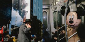 Dwa zdjęcia, na pierwszym mężczyzna rozmawia przez telefon, na drugim mężczyzna ma zakrytą twarz balonem z myszką mickey