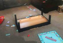 Przewrócony stolik i gra monopoly