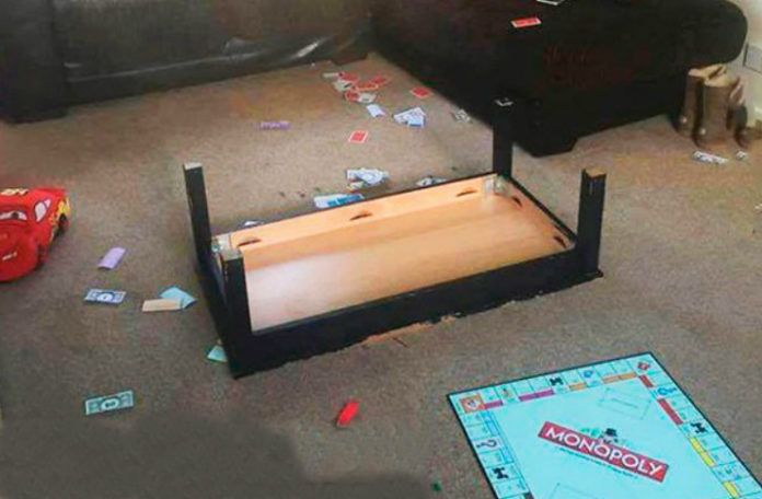 Przewrócony stolik i gra monopoly