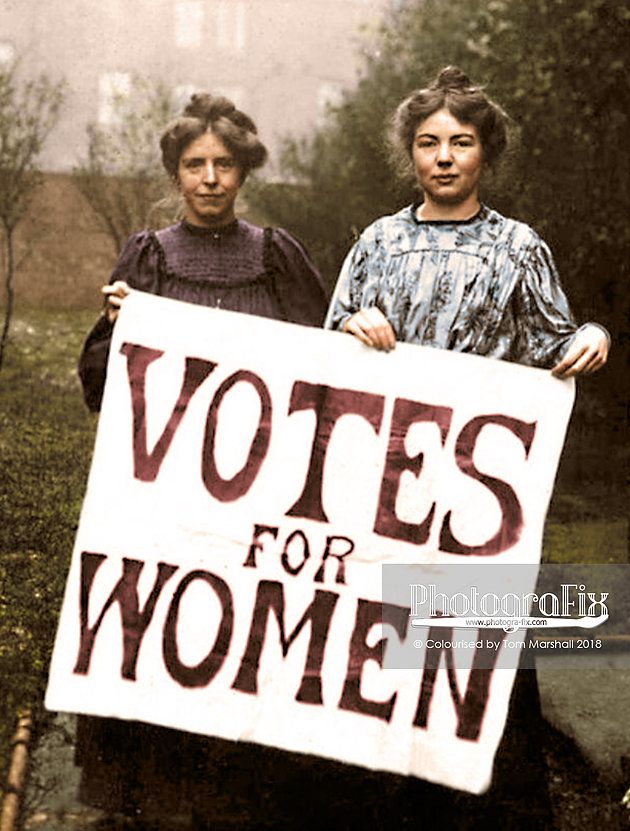 Kobiety stojące z plakatem "Votes For Women"