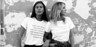 Czarno-białe zdjęcie przedstawiające dwie dziewczyny w koszulkach