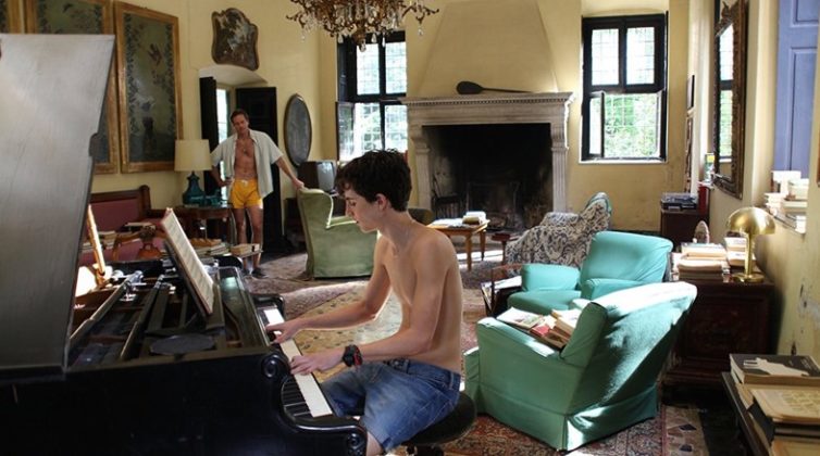 Nastoletni, włoski chłopiec gra na pianinie w salonie
