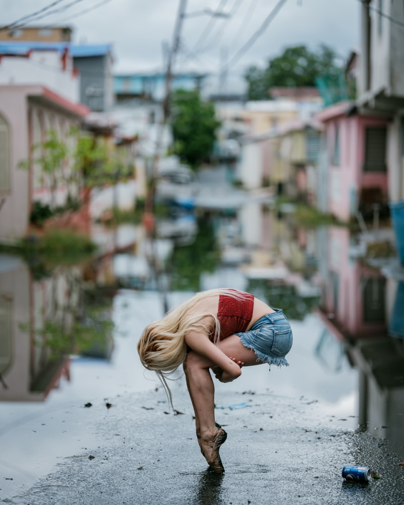 15 4 Fotograf uwiecznił baletnice tańczące na zniszczonych po huraganie ulicach