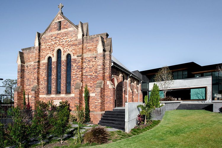 17 1 94-letni budynek kościoła został przekształcony w luksusową willę