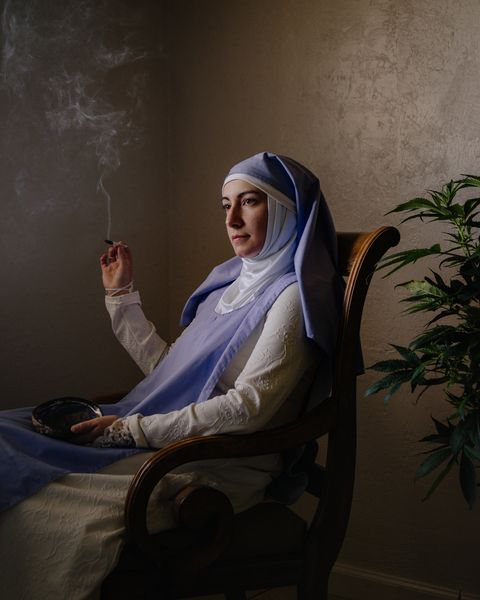 4 9 Fotograf uwiecznia palące marihuanę zakonnice i inne niecodzienne historie