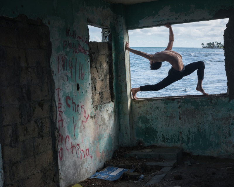 5 8 Fotograf uwiecznił baletnice tańczące na zniszczonych po huraganie ulicach