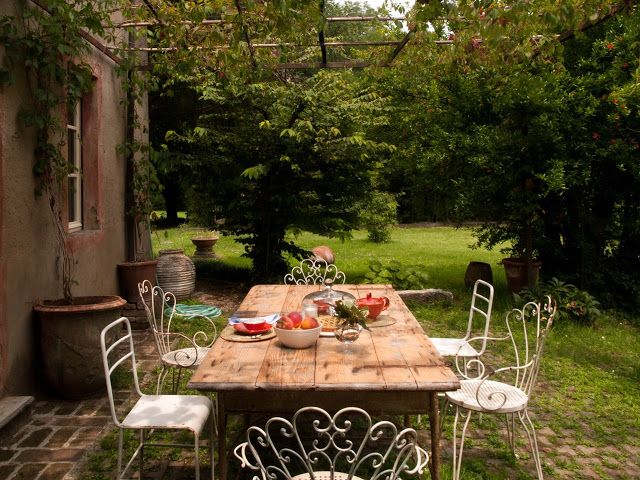Widok na ogród ze stołem i krzesłami