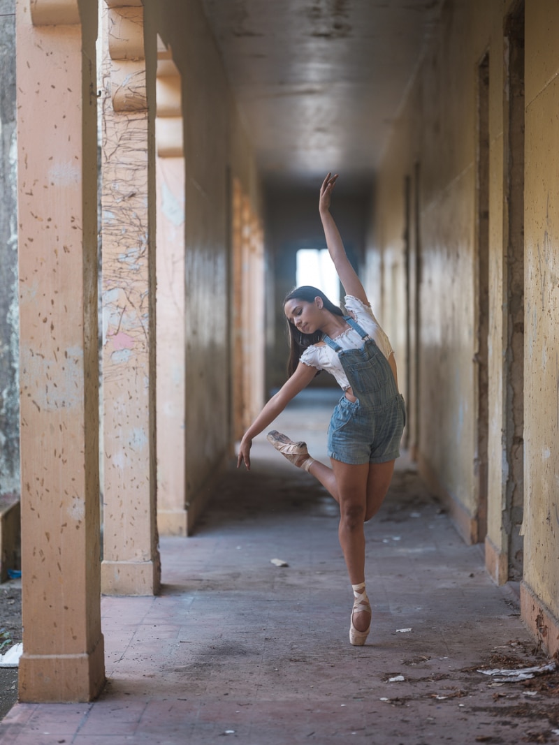 6 10 Fotograf uwiecznił baletnice tańczące na zniszczonych po huraganie ulicach