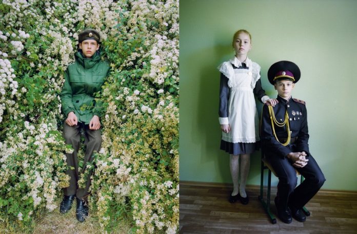 Chłopak leżący w liściach i dziewczynka z chłopcem ubrani w tradycyjne płciowo stroje - pokojówki i żołnierza