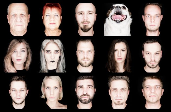 15 portretów ludzi na czarnym tle, jedno obok drugiego
