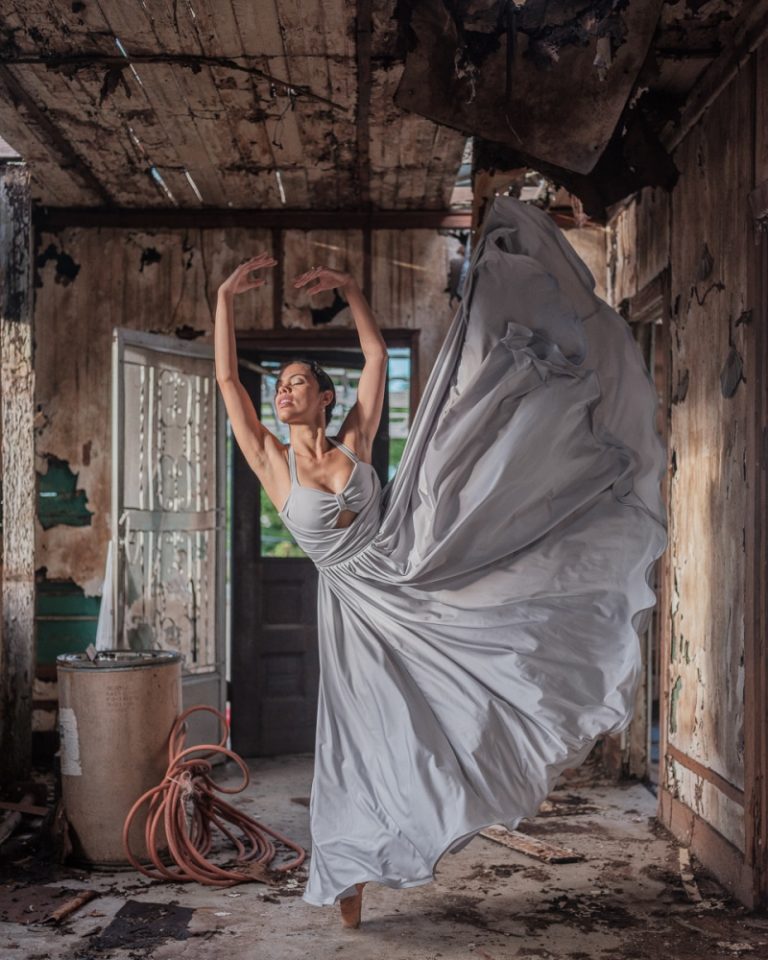 balerina1 Fotograf uwiecznił baletnice tańczące na zniszczonych po huraganie ulicach