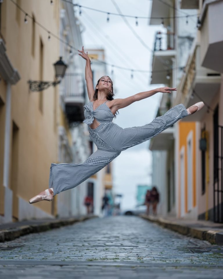 balerina3 Fotograf uwiecznił baletnice tańczące na zniszczonych po huraganie ulicach