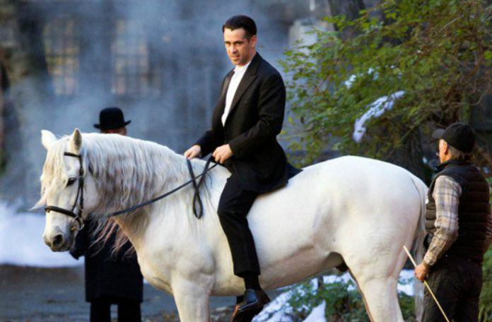 Mężczyzna siedzący na białym koniu