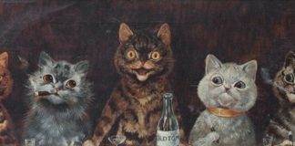 Zdjecie przestawia piec kotow siedzacych przy stole pijacych alkohol z butelek i palacych papierosy