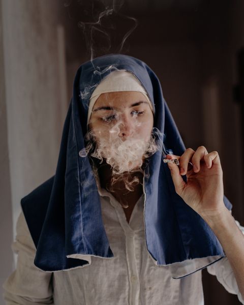 2 11 Fotograf uwiecznia palące marihuanę zakonnice i inne niecodzienne historie