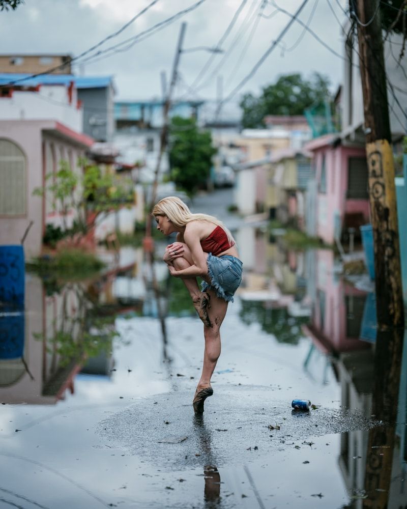 9 5 Fotograf uwiecznił baletnice tańczące na zniszczonych po huraganie ulicach