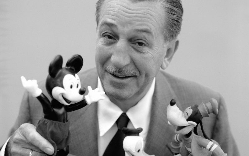 Walt Disney bawiący się maskotkami Myszki Miki i Goofy'ego