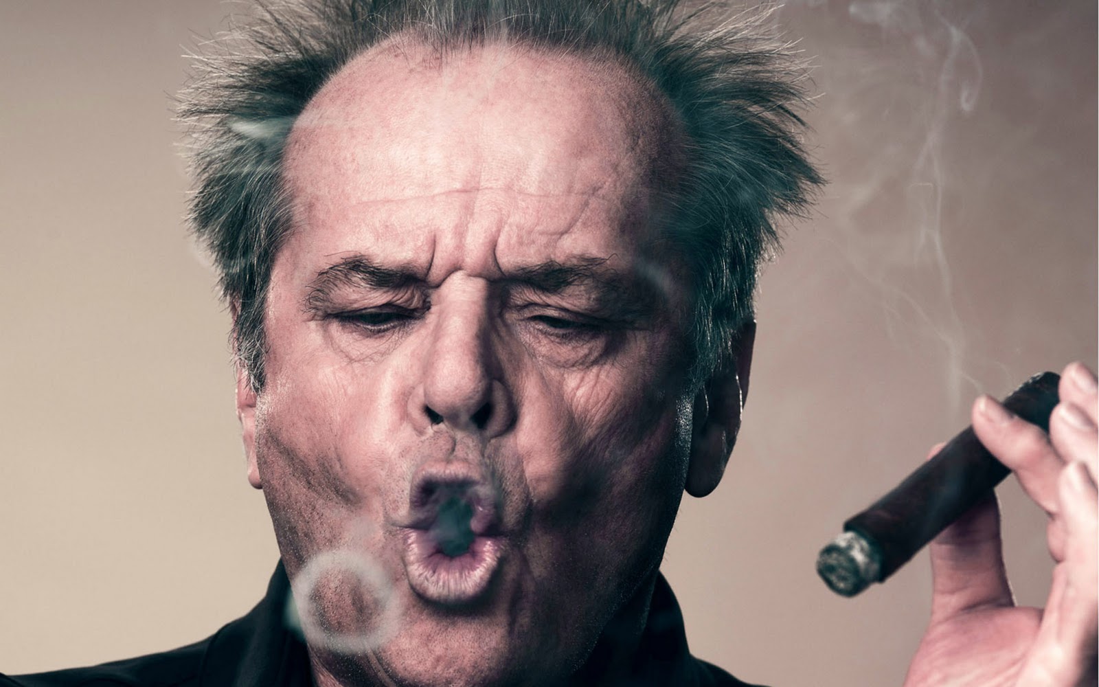 Aktor Jack Nicholson trzymający cygaro i puszczający kółka z dymu