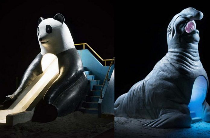 Dwa elementy placu zabaw: zjeżdzalnia w kształcie pandy i domek w kształcie morsa
