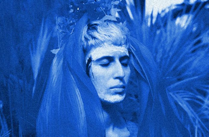 Niebieskie zdjęcie przedstawiające kobietę z zamkniętymi oczami