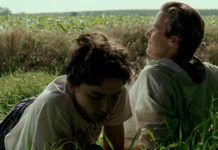 Mężczyzna i nastoletni chłopak leżą na polanie na włoskiej wsi